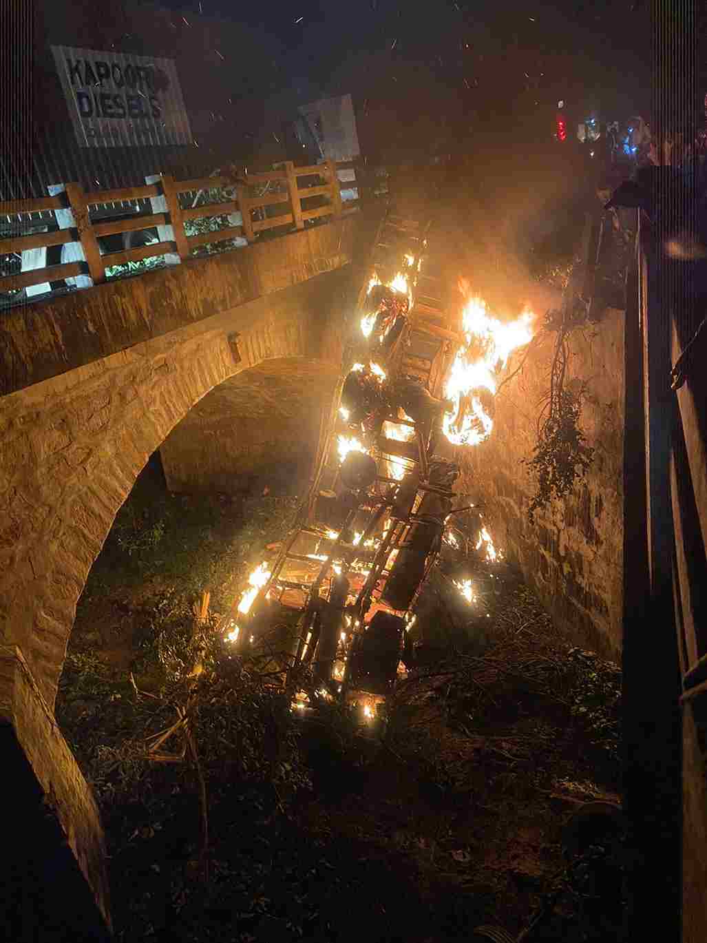 जीटी रोड में पुल के नीचे थोड़ी देर पहले गिरा ट्रक, धु धु कर जलता रहा ट्रक, चालक खलासी का दर्दनाक.. vedio बनाते रहे लोग