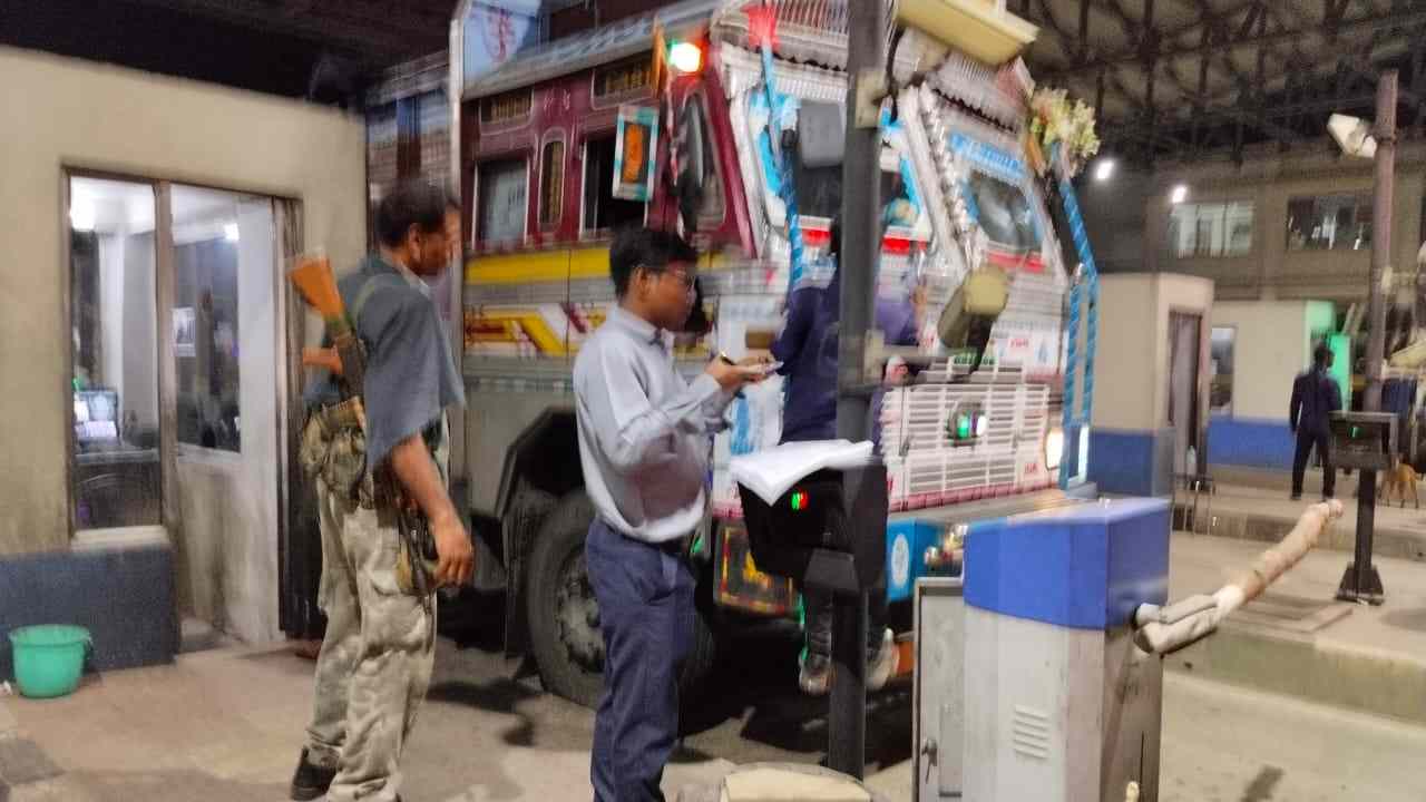 प्रशासन को अवैध कोयला परिवहन की मिली गुप्त सूचना के आधार पर खनन विभाग ने टोल प्लाजा पर पूरी रात किया सघन जांच अभियान